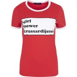 T-shirt Trussardi Jeans. Czerwone koszulki damskie Trussardi Jeans, bez wzorów, z jeansu, z włoskim kołnierzykiem. Za 129,00 zł.