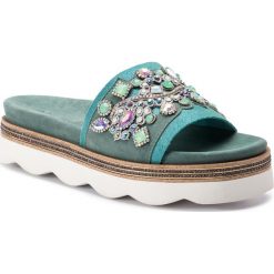Klapki ALMA EN PENA - V19823 Cosmos Aqua. Zielone klapki damskie Alma en Pena, z aplikacjami, ze skóry, bez obcasa. Za 479,00 zł.