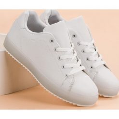 WYGODNE BUTY SPORTOWE. Białe buty sportowe damskie SHELOVET, bez wzorów, bez zapięcia. Za 49,90 zł.