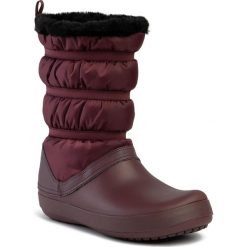 Śniegowce CROCS - Crocband Winter Boot W 205314 Burgundy. Czerwone klapki damskie Crocs, bez wzorów, ze skóry ekologicznej, bez obcasa. W wyprzedaży za 249,00 zł.