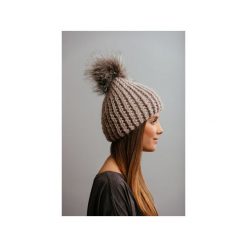 Czapki damskie: POMPOM – beżowa czapka z naturalnym futerkiem