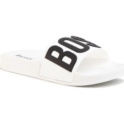Klapki BOSS - J29202 D White 10B. Białe sandały chłopięce Boss, z tworzywa sztucznego, bez zapięcia. Za 189,00 zł.