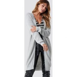 NA-KD Sweter z obniżonymi ramionami - Grey. Szare swetry klasyczne damskie NA-KD, ze splotem. Za 202,95 zł.