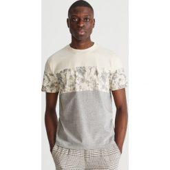 T-shirt z łączonych dzianin - Beżowy. Brązowe t-shirty męskie Reserved, xl, bez wzorów, z dzianiny, bez kołnierzyka. Za 49,99 zł.