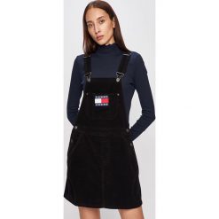 Tommy Jeans - Sukienka. Czarne sukienki damskie Tommy Jeans, na co dzień, s, z aplikacjami, z elastanu, casualowe, z dekoltem karo, bez rękawów, proste. Za 599,90 zł.