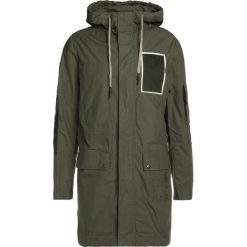 Antony Morato Parka army green. Zielone parki męskie marki Antony Morato, m, z bawełny. W wyprzedaży za 342,65 zł.