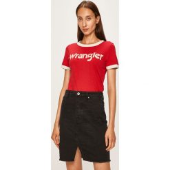 Wrangler - T-shirt. Czerwone bluzki damskie Wrangler, s, z nadrukiem, z bawełny, z okrągłym kołnierzem. W wyprzedaży za 89,90 zł.