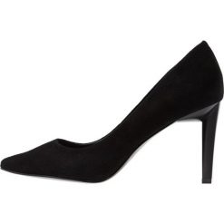 KENDALL + KYLIE MYRA Szpilki black. Czarne czółenka marki KENDALL + KYLIE, z weluru, na szpilce. Za 689,00 zł.