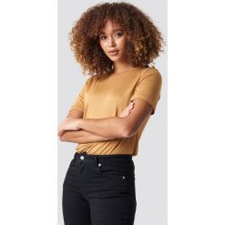 NA-KD Basic T-shirt basic z okrągłym dekoltem - Brown. Brązowe t-shirty damskie marki NA-KD Basic, bez wzorów, z dzianiny, klasyczne, z okrągłym kołnierzem. Za 52,95 zł.