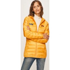 Ellesse - Kurtka. Czerwone kurtki damskie Ellesse, bez wzorów, z poliesteru, krótkie, z kapturem. W wyprzedaży za 279,90 zł.