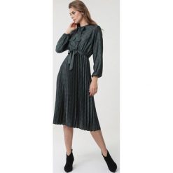 Ciemnozielona Sukienka Caswell. Zielone sukienki damskie Born2be, s, w paski, z tkaniny, biznesowe, długie, rozkloszowane. Za 129,99 zł.