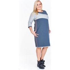 Dwukolorowa sukienka o lekko sportowym kroju z lampasami po bokach oraz na rękawie o długości 3/4 szary. Szare sukienki damskie N/A, plus size, bez wzorów, z elastanu, sportowe, bez kołnierzyka, plus size, bez rękawów, sportowe. Za 129,10 zł.