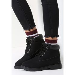 Czarne Traperki Untoward. Czarne buty zimowe damskie marki vices, z materiału, z okrągłym noskiem, na obcasie. Za 79,99 zł.