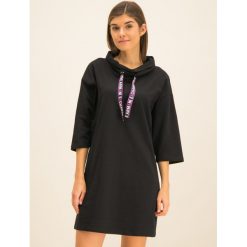 Sukienka dzianinowa Armani Exchange 3HYA87 YJ76Z 1200. Czarne sukienki damskie Armani Exchange, s, bez wzorów, z bawełny, bez kołnierzyka, bez rękawów. W wyprzedaży za 379,00 zł.