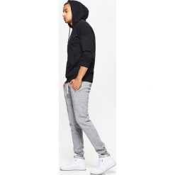 Dresowe joggery - Jasny szary. Szare spodnie męskie Cropp, s, z dresówki. W wyprzedaży za 49,99 zł.