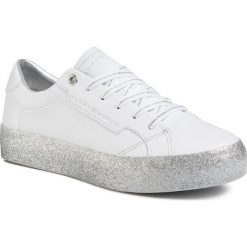 Sneakersy TOMMY HILFIGER - Glitter Foxing Dress Sneaker FW0FW04849 White/Silver 0K5. Białe półbuty damskie TOMMY HILFIGER, na co dzień, bez wzorów, ze skóry ekologicznej, bez obcasa, na płaskiej podeszwie, bez zapięcia. Za 539,00 zł.