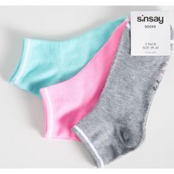 Kolorowe skarpetki - Wielobarwny. Szare skarpetki damskie Sinsay, bez wzorów. W wyprzedaży za 6,99 zł.