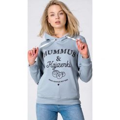 Szara bluza z kapturem Hummus i Kajzerki. Szare bluzy damskie ŁAP NAS, z nadrukiem, bez rękawów, z kapturem. Za 159,00 zł.