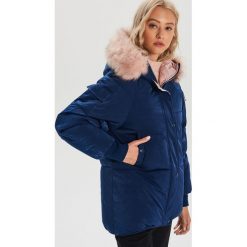 Kurtka z odpinanym eko futrem - Granatowy. Niebieskie kurtki damskie Cropp, s, bez wzorów, bez kaptura. Za 269,99 zł.