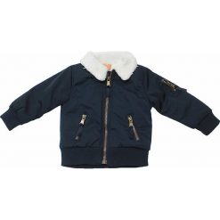Kurtka "Navy" w kolorze granatowym. Niebieskie kurtki niemowlęce Just Too Cute, bez wzorów, prążkowane, bez kaptura. W wyprzedaży za 87,95 zł.