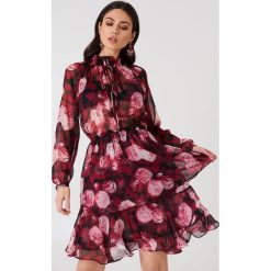 NA-KD Boho Sukienka z marszczoną stójką - Pink,Red,Multicolor. Różowe sukienki damskie marki NA-KD Boho, bez wzorów, z poliesteru, boho, ze stójką, z długim rękawem, długie, maxi. Za 161,95 zł.
