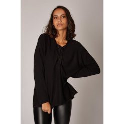 Sweter w kolorze czarnym. Czarne swetry damskie L'étoile du cachemire, bez wzorów, z kaszmiru, klasyczne, bez rękawów, bez kaptura. W wyprzedaży za 129,95 zł.