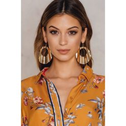 Kolczyki damskie: NA-KD Accessories Kolczyki z dużymi kołami z falującego metalu – Gold