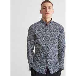 Wzorzysta koszula slim fit - Granatowy. Niebieskie koszule męskie Reserved, s, bez wzorów, bez kołnierzyka, bez rękawów. Za 119,99 zł.