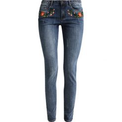 NAF NAF BABY Jeans Skinny Fit stone. Niebieskie boyfriendy damskie NAF NAF. W wyprzedaży za 194,35 zł.