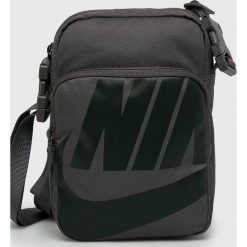 Nike Sportswear - Torebka. Szare nerki damskie Nike Sportswear, w paski, z poliesteru, na ramię, małe, z nadrukiem, bez dodatków. W wyprzedaży za 69,90 zł.