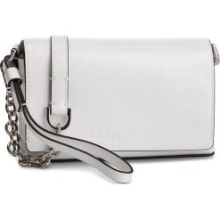 Torebka CALVIN KLEIN - Dressed Up Pouch On Chain K60K605091 107. Białe torebki klasyczne damskie Calvin Klein, bez wzorów, ze skóry ekologicznej, eleganckie, bez dodatków. Za 449,00 zł.
