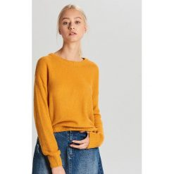 Sweter o drobnym splocie - Beżowy. Brązowe swetry damskie Cropp, s, bez wzorów, ze splotem, bez rękawów, bez kaptura. Za 59,99 zł.