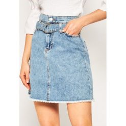 Spódnica jeansowa Guess Peper Bag Mini W01D93 D3Y03. Niebieskie spódniczki damskie Guess, z aplikacjami, z bawełny, mini. W wyprzedaży za 359,00 zł.