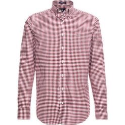 GANT THE BROADCLOTHGINGHAM Koszula rhododendron. Czerwone koszule męskie marki GANT, l, w kratkę, z bawełny, z klasycznym kołnierzykiem. Za 379,00 zł.