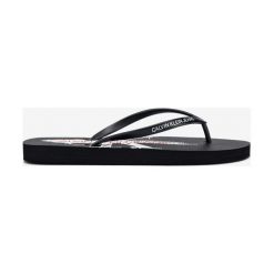 Calvin Klein Dorinda Japonki Czarny. Czarne klapki damskie Calvin Klein, w paski, z jeansu, bez obcasa. Za 131,95 zł.