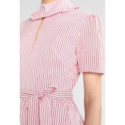 Fashion Union AMORE Sukienka letnia red/white. Czerwone bez kategorii marki Fashion Union, na lato, z bawełny. Za 199,00 zł.