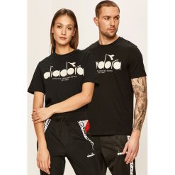 Diadora - T-shirt. Czarne bluzki damskie Diadora, s, z nadrukiem, z bawełny, casualowe, z okrągłym kołnierzem, z krótkim rękawem. Za 99,90 zł.