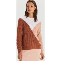 Kolorowy sweter - Pomarańczowy. Pomarańczowe swetry damskie Cropp, s, bez wzorów, bez rękawów, bez kaptura. W wyprzedaży za 59,99 zł.