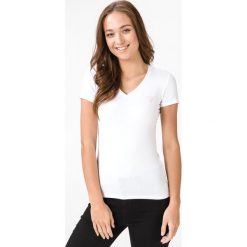 Guess Koszulka Biały. Białe koszulki damskie Guess, s, z aplikacjami, z elastanu, bez kołnierzyka. Za 130,95 zł.