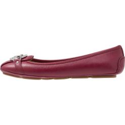 MICHAEL Michael Kors FULTON MOC Baleriny mulberry. Czarne baleriny damskie marki MICHAEL Michael Kors, z gumy, przed kolano, na wysokim obcasie. Za 509,00 zł.
