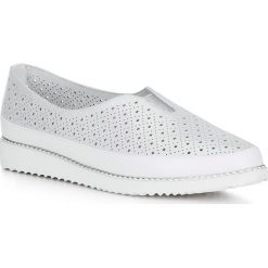Buty damskie. Szare półbuty damskie Wittchen, na lato, bez wzorów, ze skóry, bez obcasa, bez zapięcia. W wyprzedaży za 255,90 zł.