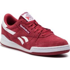 Buty Reebok - Phase 1 Pro Mu DV4075 Meteor Red/White. Czerwone półbuty męskie Reebok, na co dzień, bez wzorów, z zamszu, bez zapięcia. W wyprzedaży za 249,00 zł.