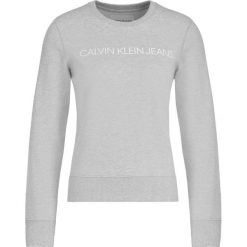 Bluza Calvin Klein Jeans J20J209761. Szare bluzy damskie Calvin Klein Jeans, l, bez wzorów, z bawełny, bez rękawów, bez kaptura. W wyprzedaży za 359,00 zł.