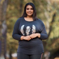 Grafitowa oversize'owa bluzka z nadrukiem piór duże rozmiary XXL. Szare bluzki damskie Moda Size Plus Iwanek, xl, z nadrukiem, z elastanu, eleganckie, z klasycznym kołnierzykiem, bez rękawów. Za 89,00 zł.