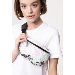 Jasnoróżowa Nerka Like A Bat. Szare nerki damskie Born2be, z aplikacjami, zdobione, bez dodatków. Za 29,99 zł.