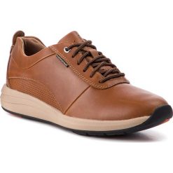 Półbuty CLARKS - Un Coast Plain 261328087 Dark Tan Lea. Brązowe derby męskie Clarks, z materiału. Za 539,00 zł.