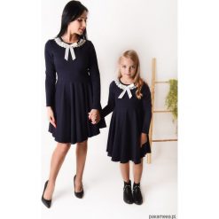 Sukienka Damska Mama i Córka LM54/1. Niebieskie sukienki damskie Pakamera, s, bez wzorów, z dzianiny, bez kołnierzyka, bez rękawów, midi. Za 119,00 zł.