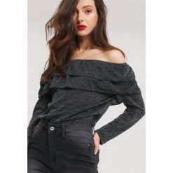 Czarna Bluzka Commanding. Czarne bluzki damskie Renee, xl, bez wzorów, z dzianiny, bez kołnierzyka, bez rękawów. Za 49,99 zł.
