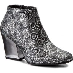 Buty zimowe damskie: Botki BALDOWSKI – W00216-2542-001 Kwiatki Biało/Srebrne