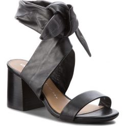 Sandały BRONX - 84618-F BX 1254 Black 01. Czarne klapki damskie Bronx, bez wzorów, ze skóry, bez obcasa, na obcasie. W wyprzedaży za 279,00 zł.